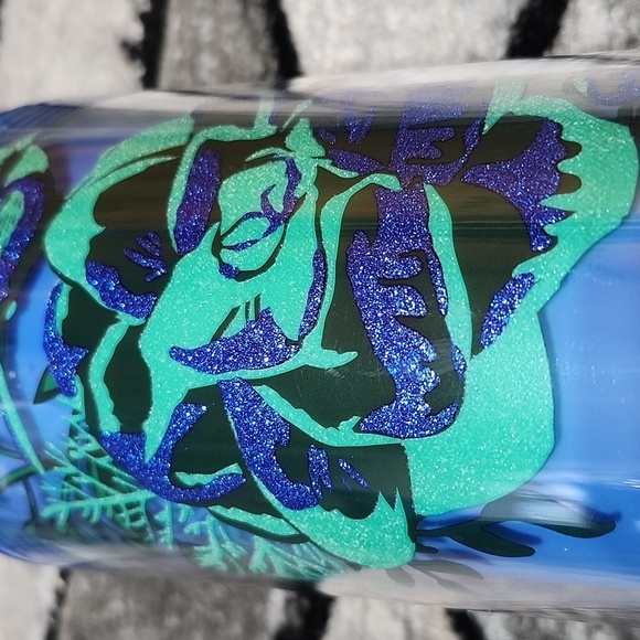 STARBUCKS 2022 LIMITED EDITION COLOR CHANGE BLUE BERRY CORSAGE GLITTER VENTI CUP - Picture 3 of 11